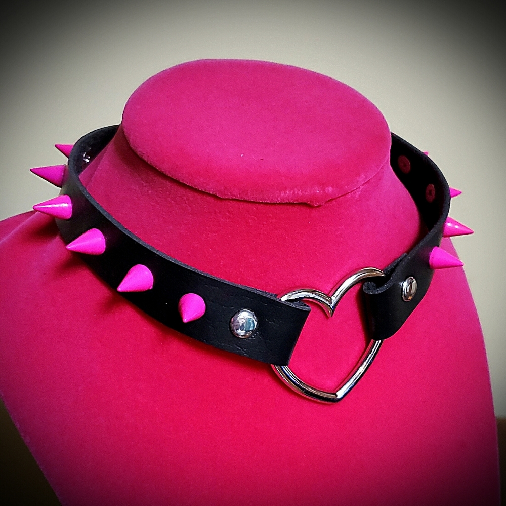 Spiked heart choker with 10mm pink punk spikes